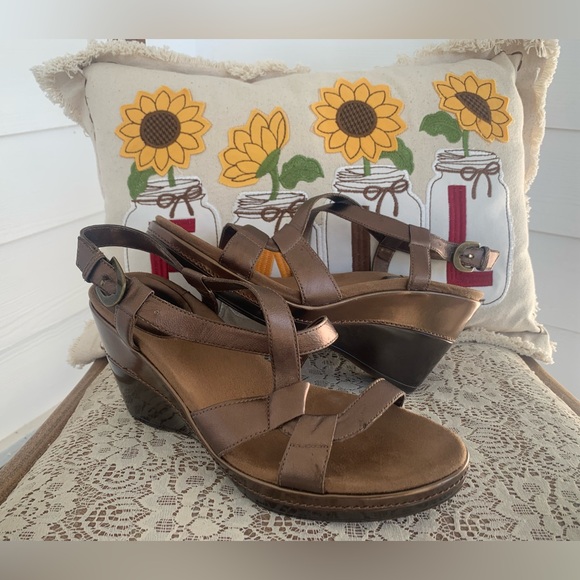 EUC WOMENS AEROSOLE HI-RUBBER WEDGE BRONZE SLINGBACK SANDALS IN SIZE US 8/EU 6 - Picture 1 of 11